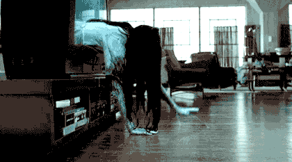 A aparição Samara saindo de dentro de uma tv e tomando forma física. Uma garota magra, com cabelos pretos cobrindo o rosto, num vestido branco sujo, aparência pálida e enrugada.