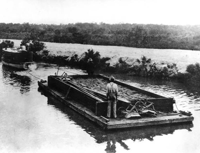 Transporting materials from Collins Canal in early 1913.