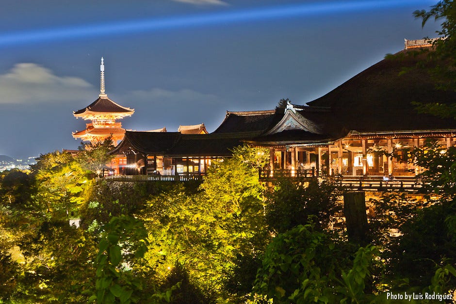 Vistas nocturnas del Kiyomizudera durante el Sennichi Mairi