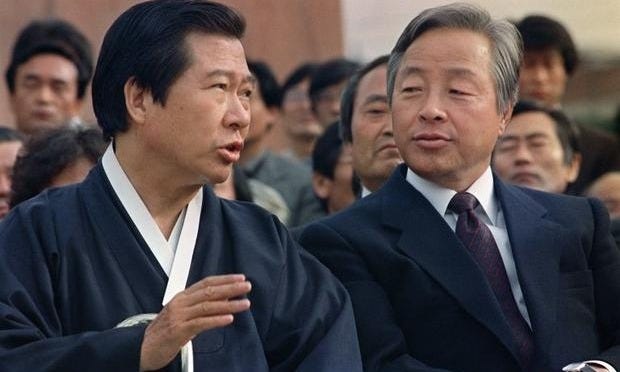 A picture taken on October 25 1987 shows then opposition presidential candidates Kim Dae-Jung (L) a...