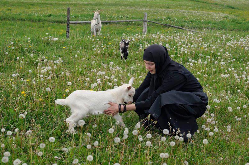 I’m reposting the photo with this young Orthodox Christian nun because I love it so much :)