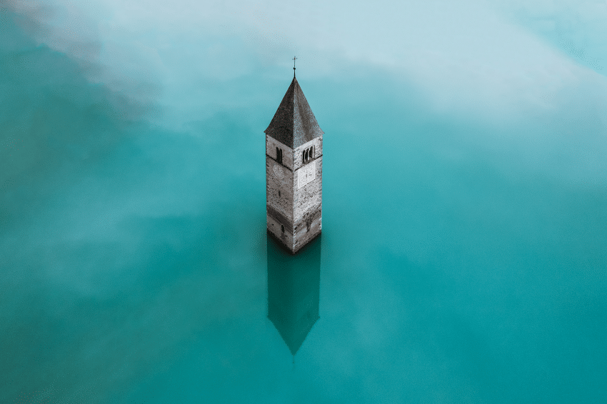 Затонувшая церковная башня в Куроне, Италия