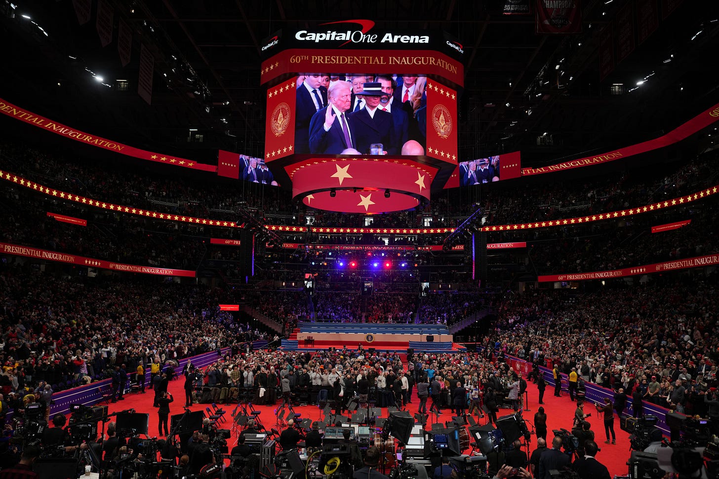 Pessoas assistem à posse do presidente eleito dos EUA, Donald Trump, da Capital One Arena em 20 de janeiro de 2025 em Washington, DC. Donald Trump toma posse para seu segundo mandato como o 47º presidente dos Estados Unidos. (Foto de Christopher Furlong/Getty Images)