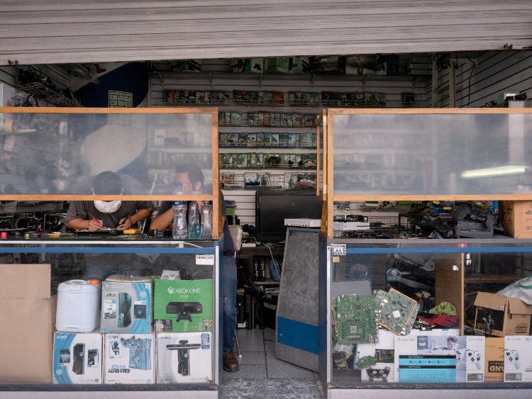 Photo de la devanture d'un magasin de produits électronique au Mexique