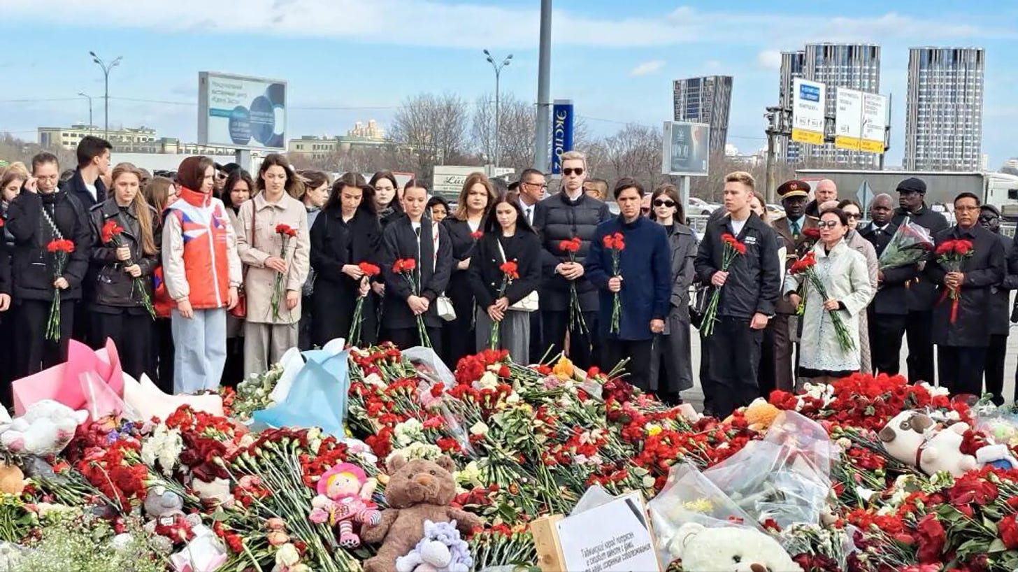 Diplomats, young employees of the Russian Foreign Ministry, and diplomacy students lay flowers at a spontaneous memorial outside Crocus City Hall in Moscow in memory of the victims of the terrorist attack - Sputnik International, 1920, 30.03.2024