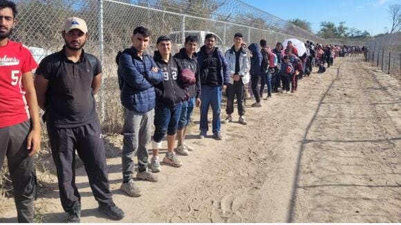 Large migrant group in Maverick County, Texas