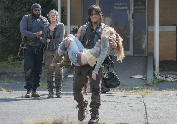 daryl carrying beths dead body on walking dead 2015