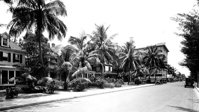 Figure 10 : Hotel Urmey on SE Second Avenue, at the end of the block in this photo, in 1919.