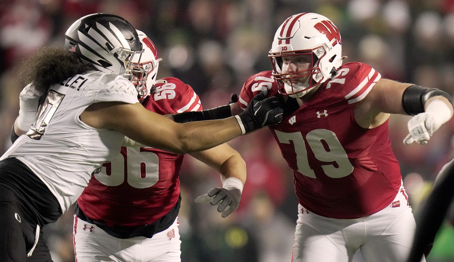 Wisconsin Badgers offensive lineman Jack Nelson (79) blocking against Oregon