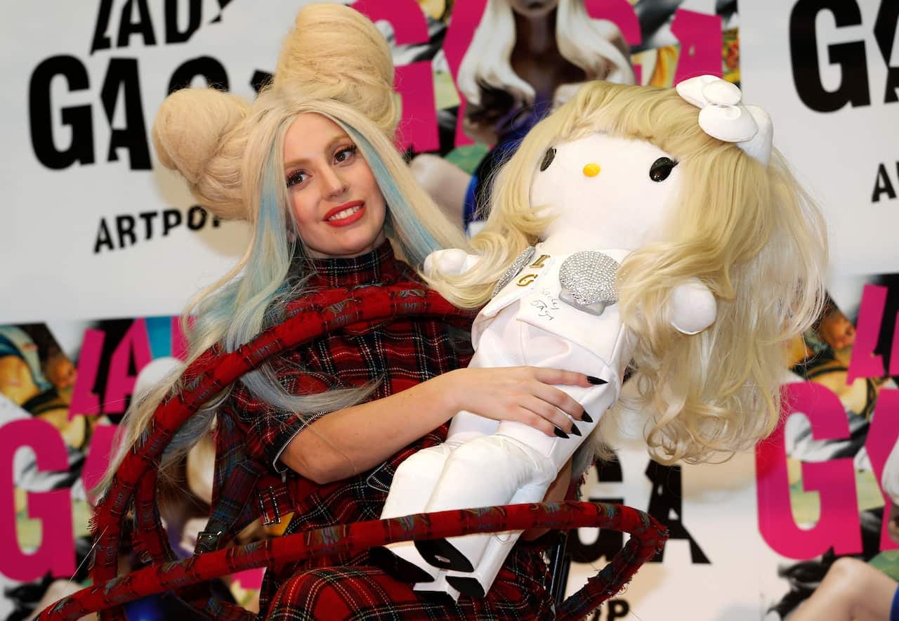 Hello Kitty at 40: Thousands gather at first Hello Kitty convention | SBS  News