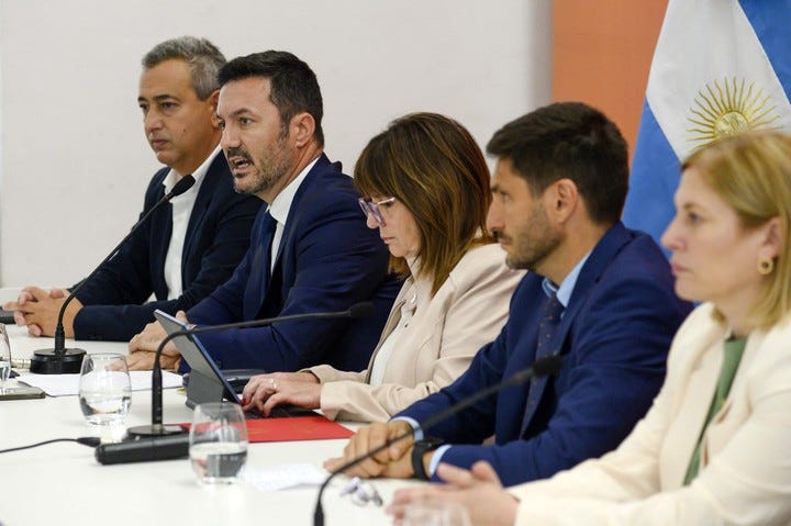 El ministro de Defensa, Luis Petri, y la ministra de Seguridad, Patricia Bullrich, aparecieron en la última filtración con sus licencias de conducir expuestas. Foto AFP