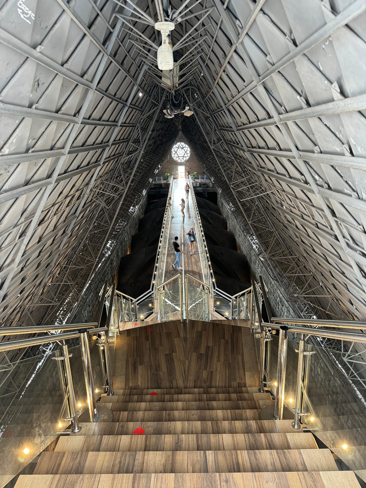 Pasarela sobre la nave del Voto Nacional. Instagramers se preparan para sus fotos. Foto propia.