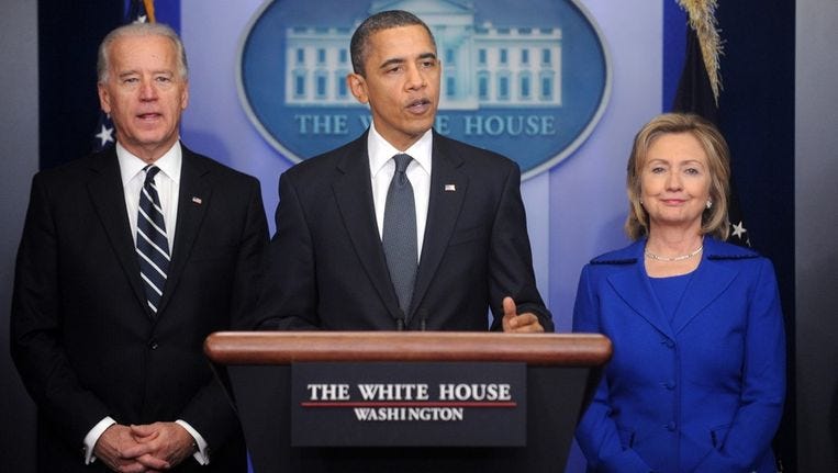 Barack Obama, met aan weerszijden Joe Biden en Hillary Clinton, in 2010. Beeld epa