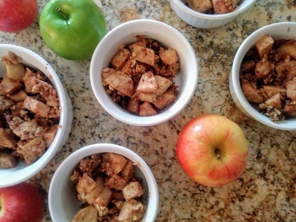 apple crisp in dishes with fresh apples
