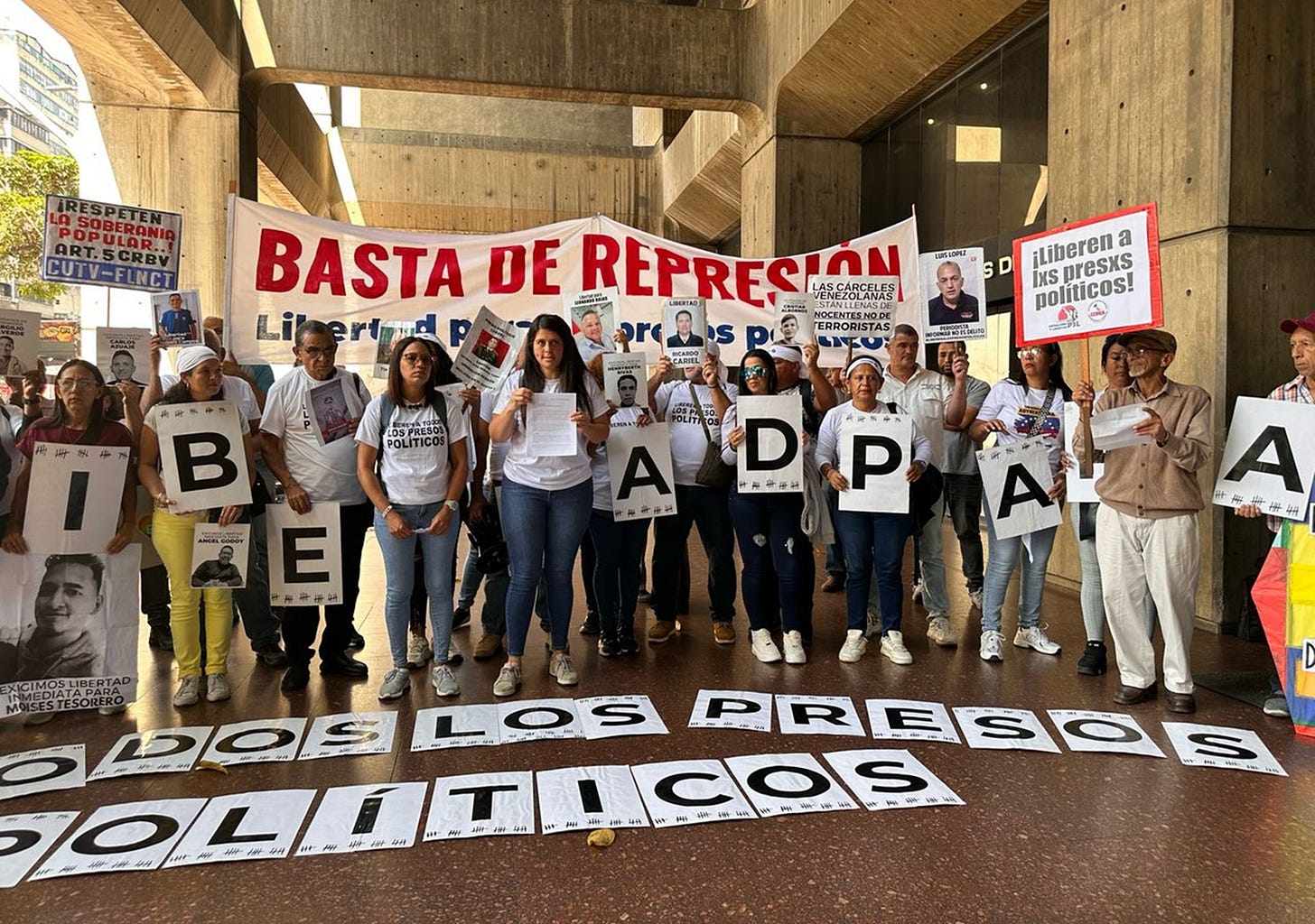 Protestaron en la Defensoría del Pueblo para exigir la libertad de los presis políticos