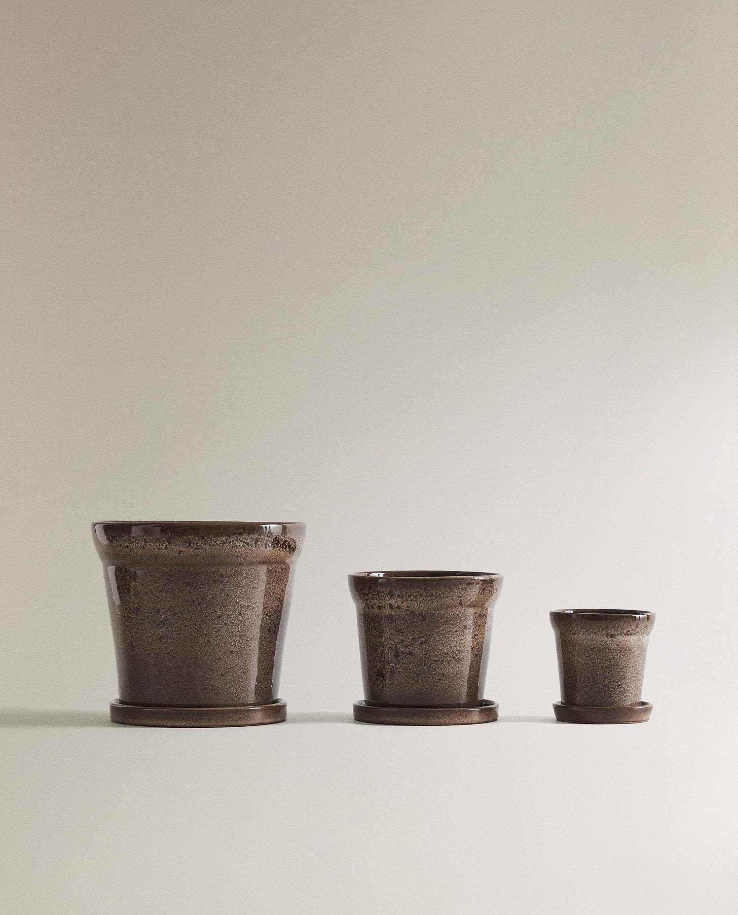 Stoneware garden pot and plate in three varying sizes