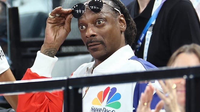 Snoop Dogg wins Olympics, swims with Michael Phelps