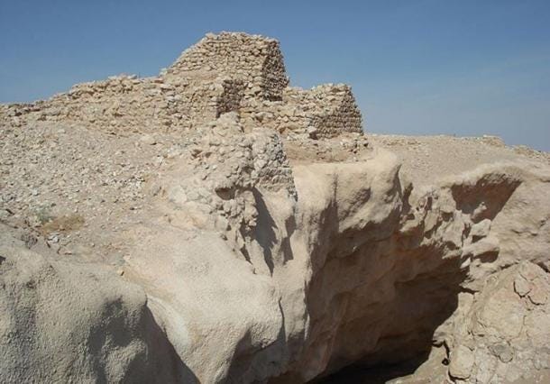 Shisr mostrando el sumidero que domina el sitio, y paredes en ruinas sobre él. (CC BY 2.5)