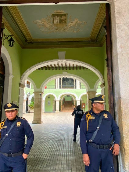 Palacio de Gobierno, Mérida, with two police officers at the entrance.