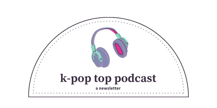 Pra cego ver: arco em meia-lua com o headphone de logotipo do k-pop top dentro. Sob a logo, está escrito 