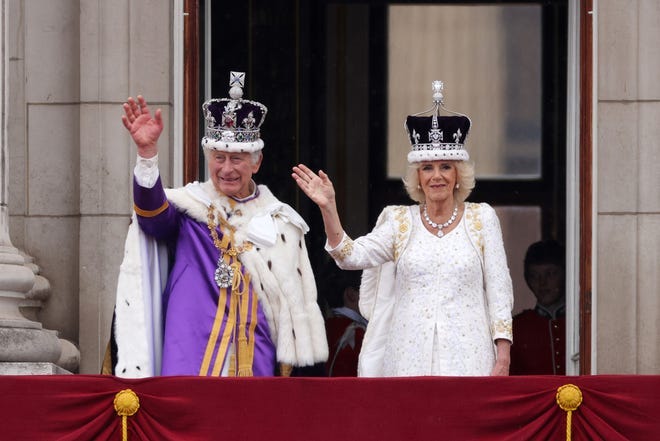 Coronation balcony photo: See king, royal family at Buckingham Palace