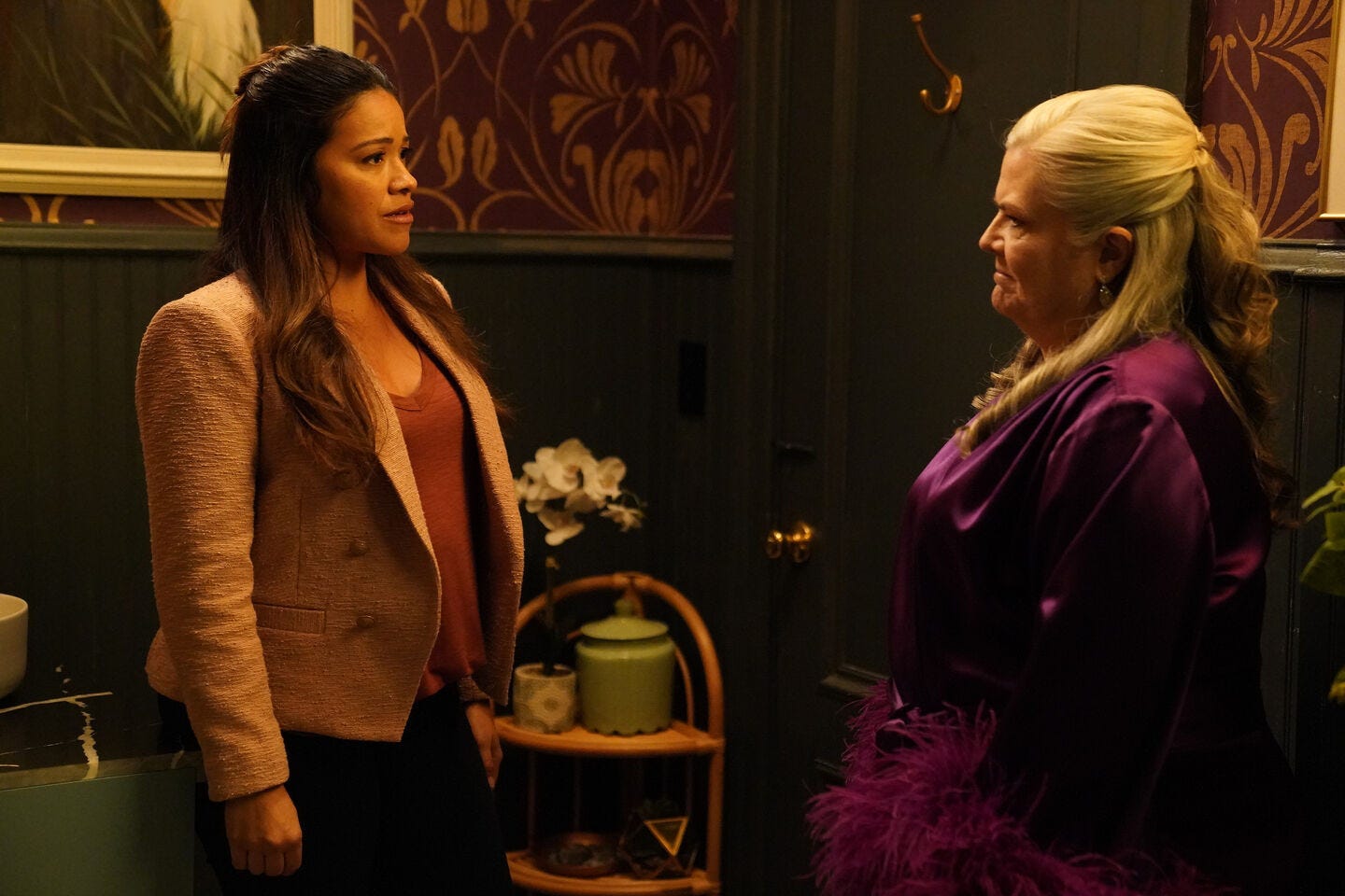 Le due protagoniste dell'episodio, Gina Rodriguez (Nell) e Paula Pell (Marlene) stanno in piedi una di fronte all'altra nel bagno di un ristorante.