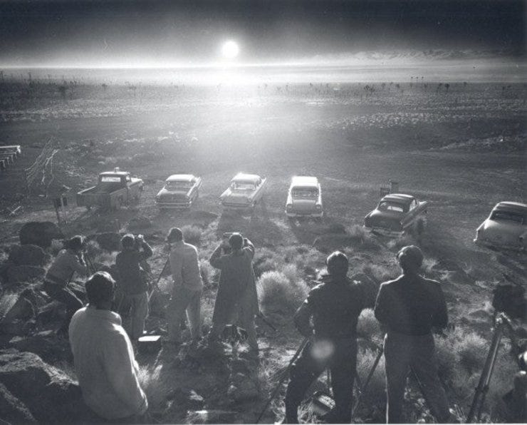 Journalisten bei Frenchman Flat, Nevada. Atomtest Priscilla, 24. Juni 1957.