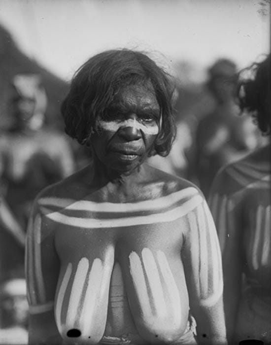 Mujer aborigen australiana pintada con tubo de arcilla. (Dominio público)