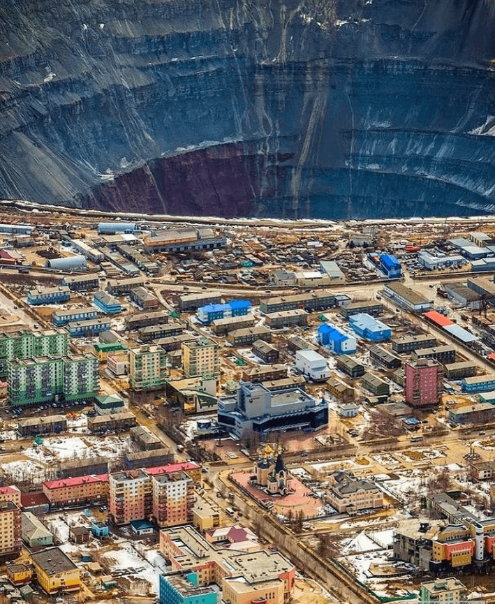 The sheer scale of an open pit diamond mine compared to the surrounding  town : r/megalophobia