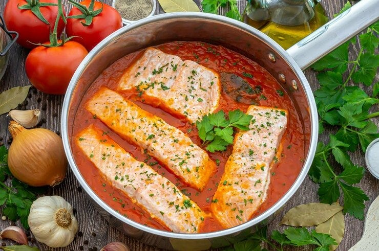 Salmón en salsa de tomate frito