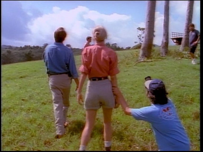 Spielberg (po prawej) z wizjerem w ręku szuka odpowiedniego ujęcia nieistniejącego dinozaura