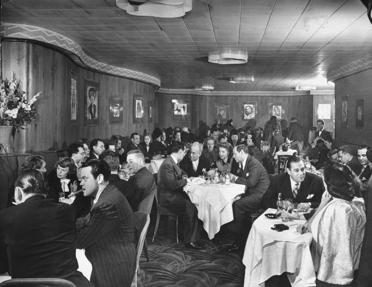 Inside the famous Cub Room of the Stork Club where we can spot Orson Welles, Margaret Sullavan or Sherman Billingsley.