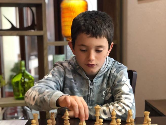 Bergamo, Leonardo Vincenti, 10 anni, il bambino prodigio degli scacchi. «Mi  diverto tantissimo. Sogno di diventare professionista»- Corriere.it