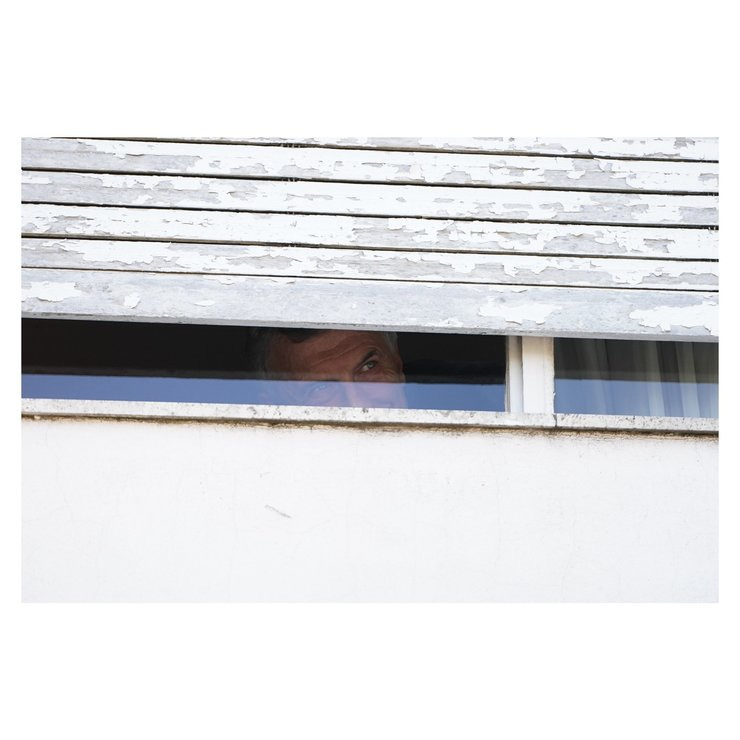 Espiando. Podría así llamarse la obra. Macri mirando por la ventana en Dolores esta semana. Foto de Franco Fafasuli