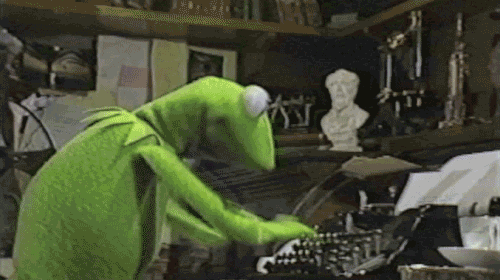 gif animado mostrando vídeo do personagem Caco, o sapo dos Muppets, escrevendo loucamente em uma máquina de escrever