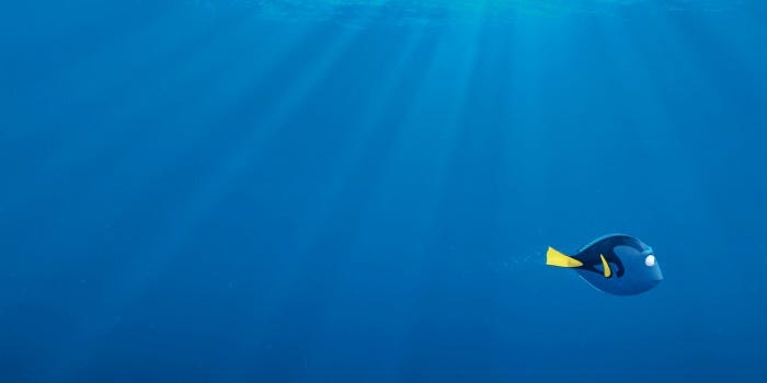 O fundo do oceano, com uma luz vinda de cima e a peixinha Dory, de Procurando Nemo, nadando solitária no canto direito da figura. A imagem é de propriedade da Disney e da Pixar.