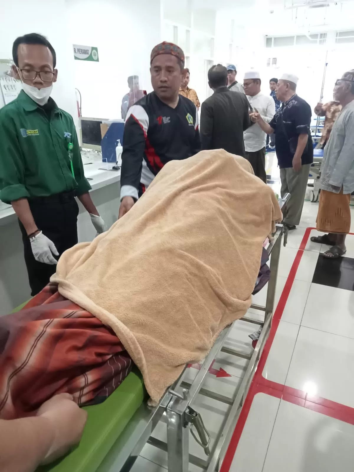EVAKUASI : Petugas medis saat mengevakuasi korban di Kantor KUA Gresik Jl. KH. Zubair No. 79 Desa Pulopancikan Kecamatan Gresik (Yudhi Dwi Anggoro )