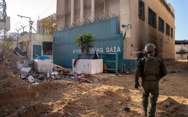 UNRWA:n päämaja Gazassa on ottanut osumaa ja vaikuttaa vaurioituneelta. Eversti Benny Aharon kävelee UNRWA:n päämajaan Gazan kaupungissa 8. helmikuuta 2024. (Emanuel Fabian/Times of Israel).