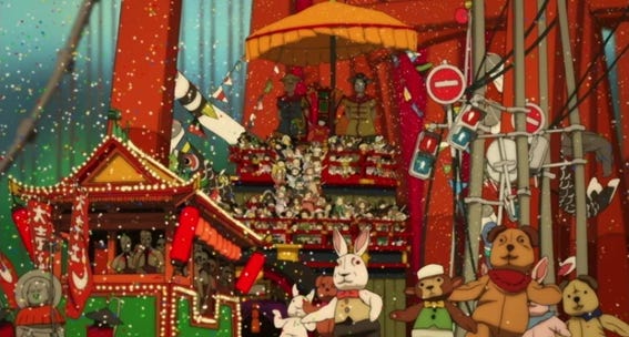 Screenshot da animação, uma gigante comitiva de bichos de pelúcia e animais com carros alegóricos em estilo japonês vermelhos passando por uma ponte.