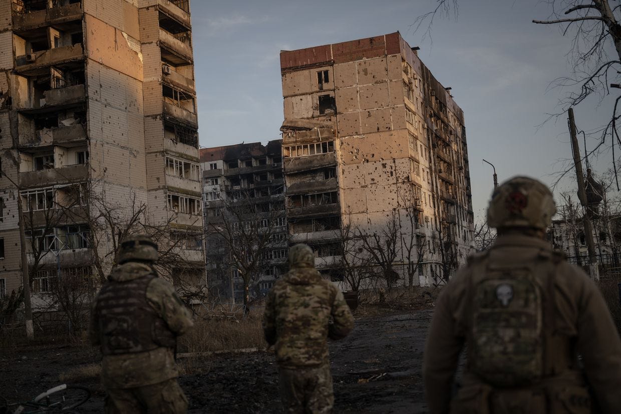 Soldados ucranianos da 72ª Brigada Mecanizada em serviço durante os ataques russos à cidade de Vuhledar, onde um "duelo de tanques" está ocorrendo