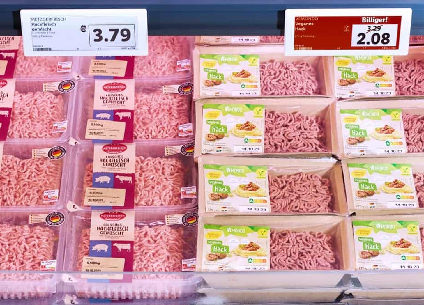 Slaughter-based and plant-based meat mince placed side by side, with a 3.79 price tag above the former and a 2.09 price tag placed above the latter