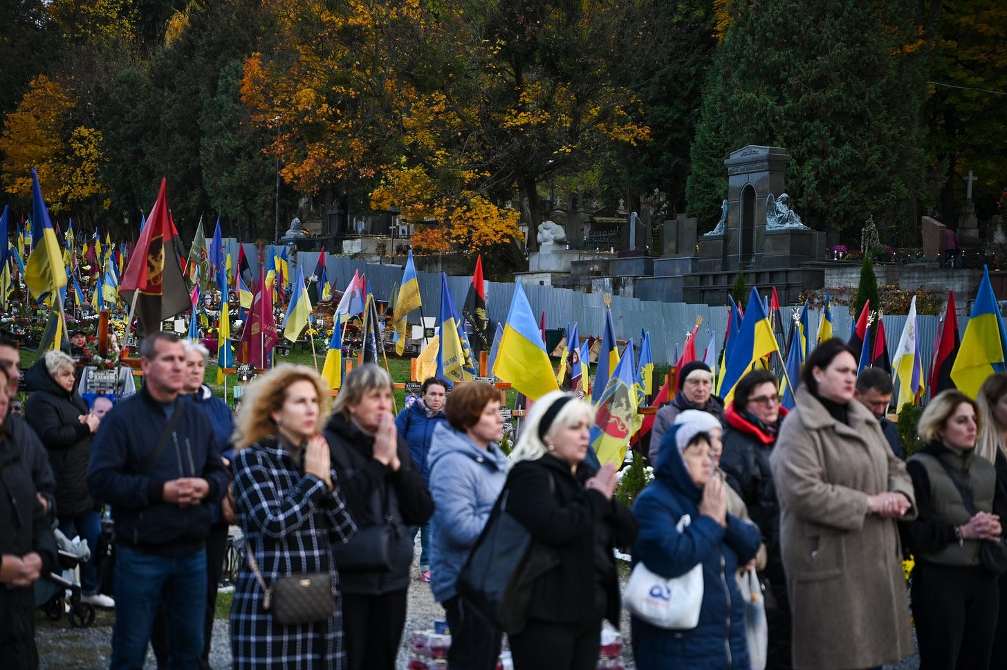 На зображенні може бути: 6 людей, Бранденбурзькі ворота, натовп та текст