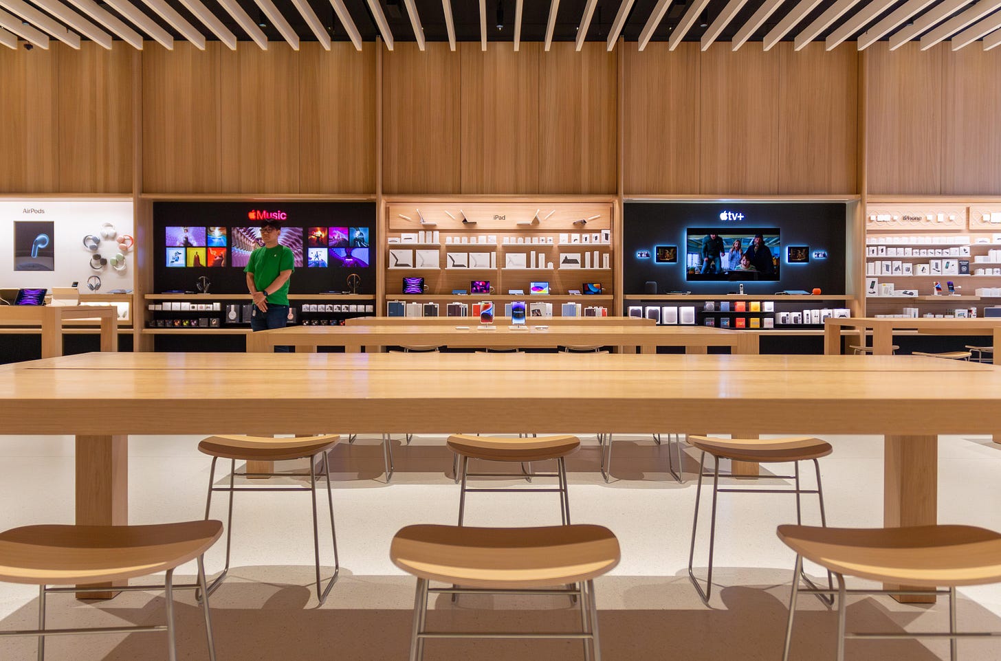 Avenues and tables at Apple Tysons Corner.