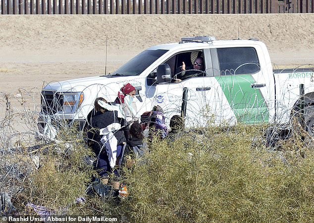 A US Border Patrol agent in El Paso, Texas ordered a Venezuelan family of asylum-seekers back to Mexico Sunday, as witnessed by the DailyMail.com. The move is violation of US law and of Border Patrol policy. The family can be seen above standing in the razor wire. They were all on US soil when the agent told them to go back to Mexico