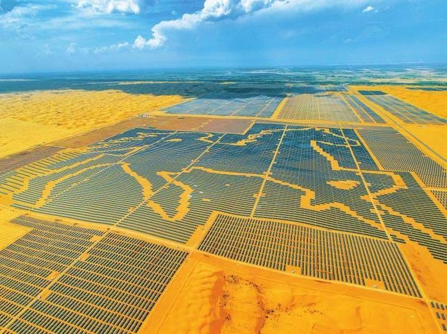 Record mondiale! Il "Cavallo del deserto" genera elettricità con 196.000  pannelli fotovoltaici - Italian