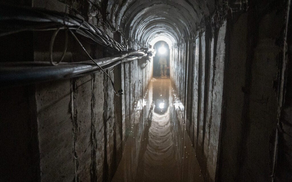 IDF:n paljastama tulviva tunneli, joka johtaa Hamasin tietokeskukseen Gazan kaupungissa 8. helmikuuta 2024. (Emanuel Fabian/Times of Israel)