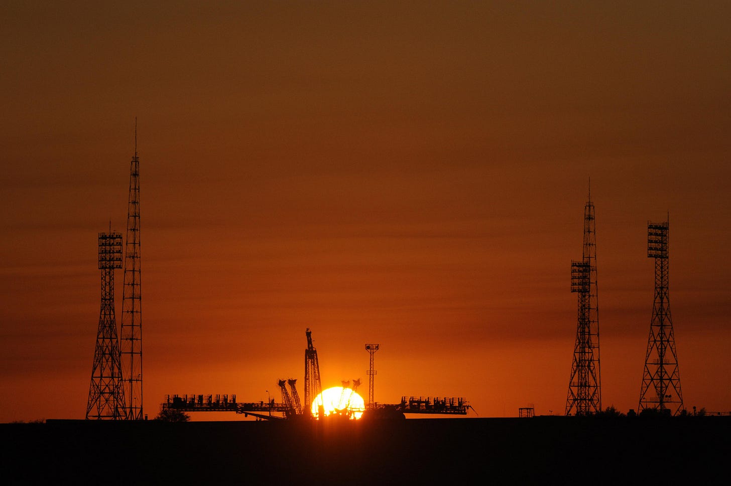 https://upload.wikimedia.org/wikipedia/commons/5/51/Baikonur_Cosmodrome_Soyuz_launch_pad.jpg