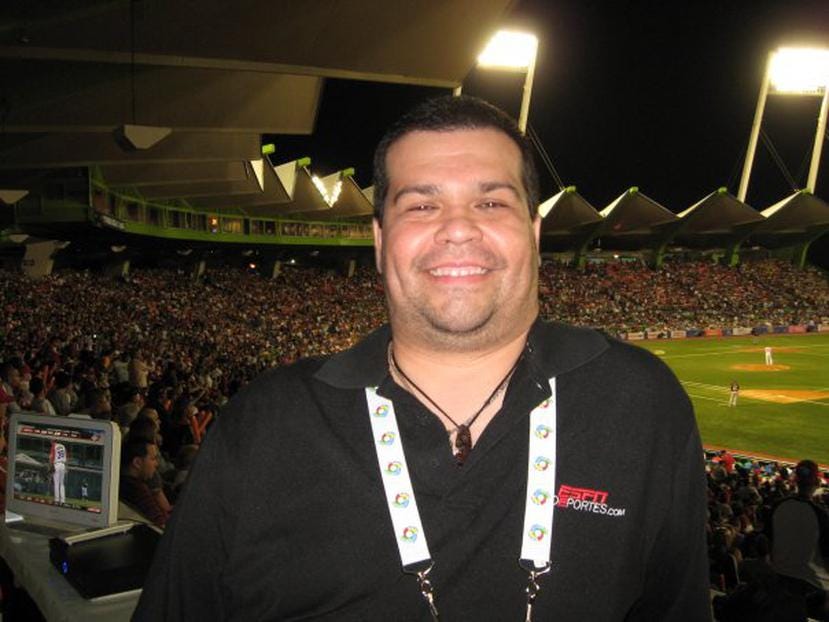 El periodista Héctor Cruz en una cobertura del Clásico Mundial de Béisbol en Puerto Rico.