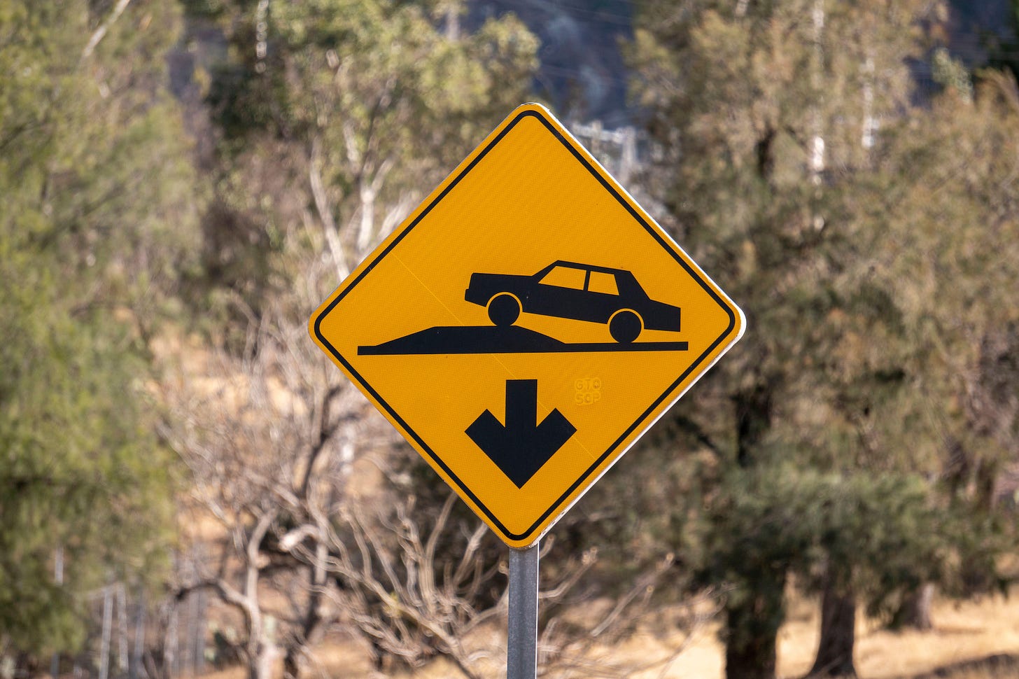 A street sign in Mexico indicating the presence of a tope