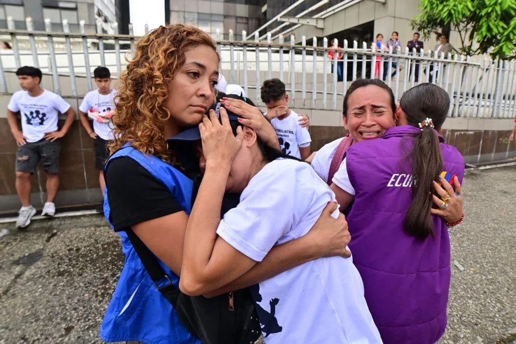 Mujeres llorando a las afueras de la fiscalía. Mujeres llorando a las afueras de la fiscalía.